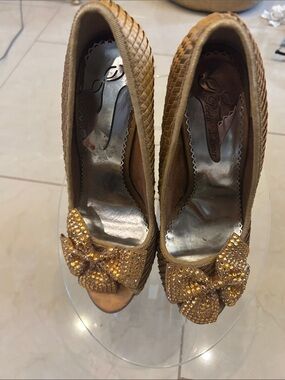 petite jolie Gold Bow Peep-Toe Heels